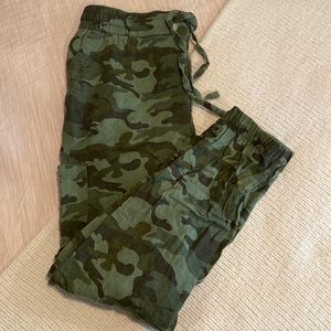 Lightweight camo jogger!